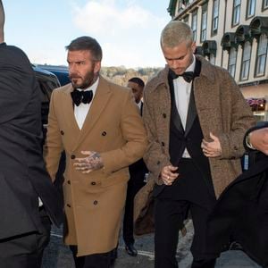 David Beckham portait un long manteau marron, comme ses fils

Arrivées pour le mariage de Holly Ramsay avec Adam Peaty à l'abbaye de Bath., le 27 décembre 2025. GOFF  / BESTIMAGE