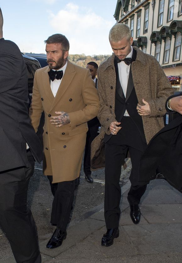 David Beckham portait un long manteau marron, comme ses fils

Arrivées pour le mariage de Holly Ramsay avec Adam Peaty à l'abbaye de Bath., le 27 décembre 2025. GOFF  / BESTIMAGE