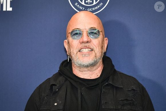 En effet, l'artiste a aidé Calogero qui vivait une période remplie de "galères"

Le chanteur français Pascal Obispo pose pour un photo-call avant la finale de handball Liqui Moly Starligue entre le Paris Saint-Germain et le Pays d'Aix Universite Club à l'Accor Arena à Paris le 31 mai 2024.  Firas Abdullah/ABACAPRESS.COM