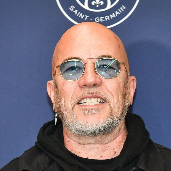 En effet, l'artiste a aidé Calogero qui vivait une période remplie de "galères"

Le chanteur français Pascal Obispo pose pour un photo-call avant la finale de handball Liqui Moly Starligue entre le Paris Saint-Germain et le Pays d'Aix Universite Club à l'Accor Arena à Paris le 31 mai 2024.  Firas Abdullah/ABACAPRESS.COM