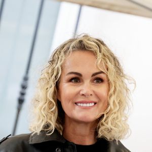 Laeticia Hallyday lors de l'inauguration d'une plaque commémorative en hommage à Johnny Hallyday devant l'immeuble où le chanteur français a grandi dans le 9ème arrondissement de Paris, France, le 22 décembre 2023. © Dominique Jacovides/Bestimage