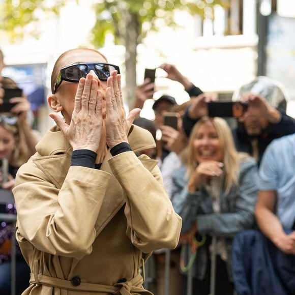 Céline Dion acclamée par ses fans à son arrivée au palace Royal Monceau à Paris, le 28 août 2026. Photo par CYRIL MOREAU / BESTIMAGE