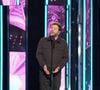 "Le grand il n’aime pas vraiment la musique, mais en fait je l’ai mis à la guitare et c’est le seul truc où je ne lui laisse pas le choix"  a expliqué le chanteur avec franchise. 

Claudio Capéo lors de la deuxième soirée de la 39ème édition du Téléthon sur France 2 aux Studios du Lendit à Saint-Denis, le 6 décembre 2025. 

© Anne-Sophie Guebey/Bestimage