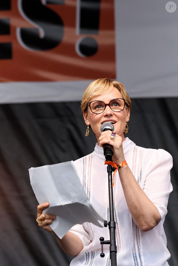 L'actrice française Judith Godreche lors d'un rassemblement de protestation contre le parti d'extrême droite français, le Rassemblement national (RN), lancé à l'initiative d'organisations de médias indépendants et co-organisé par des syndicats et des associations de la société civile, place de la République, Paris, France, le 27 juin 2024. © Stéphane Lemouton / Bestimage