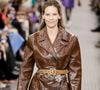 C'est sur Instagram, ce mercredi, que l'actrice a publié une vidéo pour annoncer la merveilleuse nouvelle à ses fans.

Hilary Swank - Défilé "Miu Miu" printemps/été 2025 lors de la Fashion Week de Paris (PFW) le 1er octobre 2024.