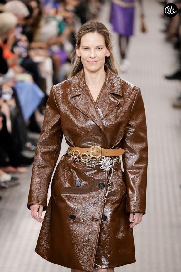 C'est sur Instagram, ce mercredi, que l'actrice a publié une vidéo pour annoncer la merveilleuse nouvelle à ses fans.

Hilary Swank - Défilé "Miu Miu" printemps/été 2025 lors de la Fashion Week de Paris (PFW) le 1er octobre 2024.