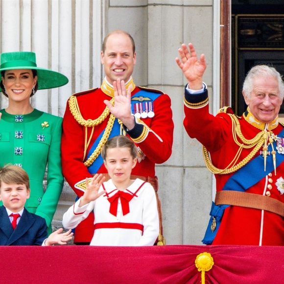 Et de compléter :  "Par conséquent, William a endossé plus de responsabilités et, avec Kate, ils se préparent à leur futur rôle plus tôt qu'ils ne l'avaient prévu". 

Londres - Royaume Uni - Le prince Louis fête son sixième anniversaire en compagnie de ses parents, le prince William de Galles et Catherine, princesse de Galles, Kate Middleton, et de ses frères et sœurs, le prince George et la princesse Charlotte, au Royaume-Uni. Louis est l'un des petits-enfants du roi Charles III et le quatrième dans la ligne de succession au trône britannique, derrière son père et ses frères et sœurs.