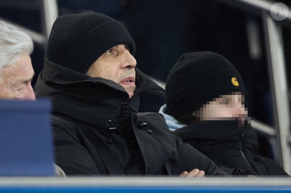 Julien Clerc et son fils Léonard dans les tribunes lors du match de Ligue Des Champions 2024-2025 (LDC) "PSG - Brest (7-0)" au Parc Des Princes, le 19 février 2025.
© Cyril Moreau/Bestimage