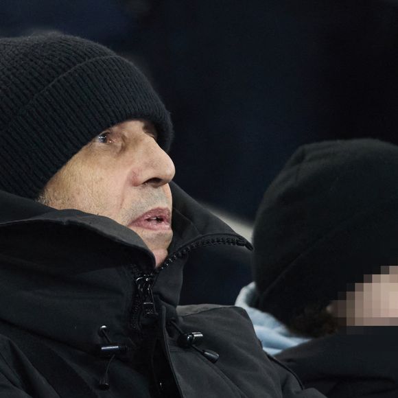 Julien Clerc et son fils Léonard dans les tribunes lors du match de Ligue Des Champions 2024-2025 (LDC) "PSG - Brest (7-0)" au Parc Des Princes, le 19 février 2025.
© Cyril Moreau/Bestimage