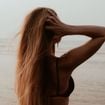 Si vous avez les cheveux fins, il faut absolument éviter certains types de shampoings et adopter une routine très précise