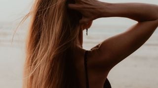Si vous avez les cheveux fins, il faut absolument éviter certains types de shampoings et adopter une routine très précise