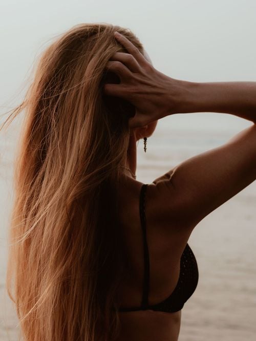 Si vous avez les cheveux fins, il faut absolument éviter certains types de shampoings et adopter une routine très précise