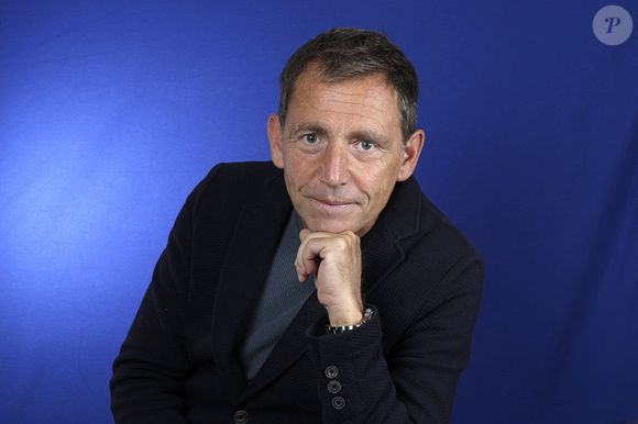 "J’ai été mais tellement triste. Ça a été terrible. Même encore maintenant, je ne m’en remets pas complètement".

Daniel Riolo pose lors d'une séance de portrait à Paris, France, le 20 octobre 2023. Photo par VIM/ABACAPRESS.COM