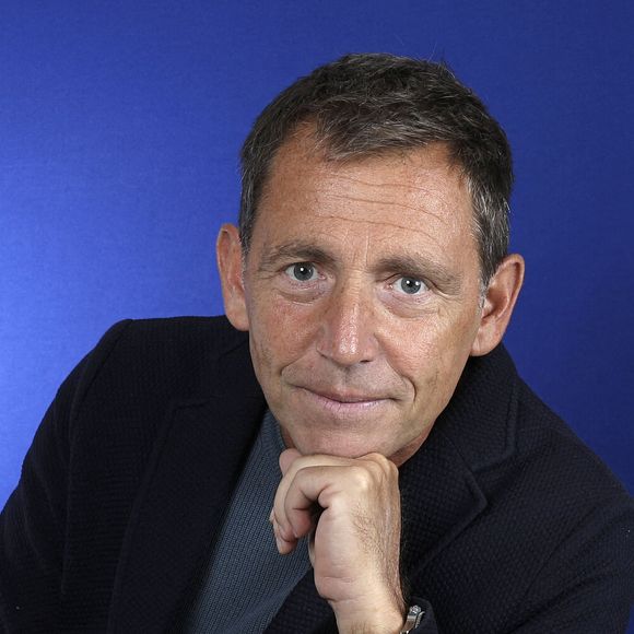"J’ai été mais tellement triste. Ça a été terrible. Même encore maintenant, je ne m’en remets pas complètement".

Daniel Riolo pose lors d'une séance de portrait à Paris, France, le 20 octobre 2023. Photo par VIM/ABACAPRESS.COM