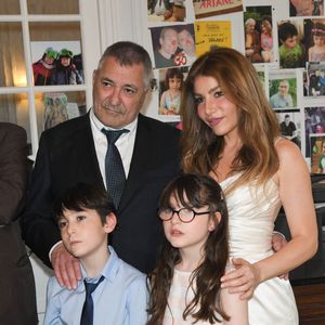 "Alors, ils sont rentrés dans une agence D.S. Talent. Ils sont chez Nathalie Dubourdieu, qui est une grande agente parisienne. Elle a complètement craqué sur eux. Donc je n'interdis pas, je ne pousse pas mais je trouve que les études c'est important."

Exclusif - Jean-Marie Bigard, sa femme Lola Marois et leurs enfants Bella et Jules - Jean-Marie Bigard et Lola Marois lors de la cérémonie oecuménique à l'occasion du renouvellement de leurs voeux pour leur 10 ans de mariage. Le 27 mai 2021
© Coadic Guirec / Bestimage