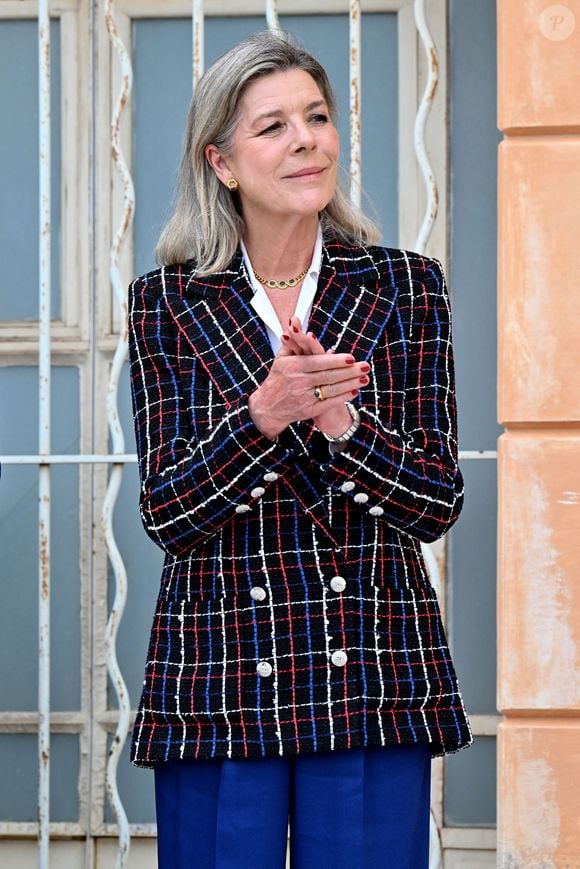 La princesse Caroline de Hanovre et Christian Estrosi, le maire de Nice, étaient au musée des Beaux Arts Jules Chéret à Nice, le 7 juin 2024, pour le vernissage de l'exposition : "Berthe Morisot à Nice. Escales impressionnistes".
La princesse et le maire ont été guidés par Johanne Lindskog, la directrice du musée et la co-commissaire de l'exposition, et Marianne Mathieu, co-commissaire de l'exposition, accompagnés par Sylvain Amic, le président du musée d’Orsay, Carmelo Cassiba, le président du conseil municipal de Gênes, et Giuseppe Costa, le président du Palais des Doges.
En cette année qui célèbre les 150 ans de la naissance du mouvement impressionniste, la Ville de Nice et le musée des Beaux-Arts Jules Chéret consacrent une exposition de premier plan à Berthe Morisot. Conçue dans le cadre de l’opération territoriale du musée d’Orsay « Les 150 ans de l’impressionnisme », en partenariat avec le Palazzo Ducale de Gênes, et avec le soutien déterminant de la famille de l’artiste, « Berthe Morisot à Nice, escales impressionnistes » évoque les deux séjours de la peintre sur la Riviera lors des hivers 1881-1882 et 1888-1889. Ce projet exceptionnel, autour de la première femme à avoir participé aux expositions impressionnistes, explore des moments de la vie et de la création de la peintre qui n’avaient jusqu’ici jamais fait l’objet de recherches dédiées. Le musée des Beaux-Arts Jules Chéret rassemble pour la première fois une soixantaine de ses œuvres créées sur la Riviera, prêtées notamment par le musée d’Orsay, le musée Marmottan Monet, le Palais Princier de Monaco, le Nelson Atkins Museum de Kansas City, le musée national de Stockholm, le musée des Beaux-Arts de Lyon ainsi que de nombreuses autres collections publiques et privées.
© Bruno Bebert / Bestimage