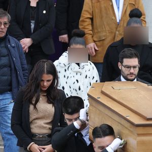 Iris et Maya, les filles de la défunte, Choukri Gabteni - Sorties des obsèques d’Isabelle Mergault à la Coupole du Père-Lachaise à Paris le 30 mars 2026. © Cyril Moreau - Dominique Jacovides / Bestimage