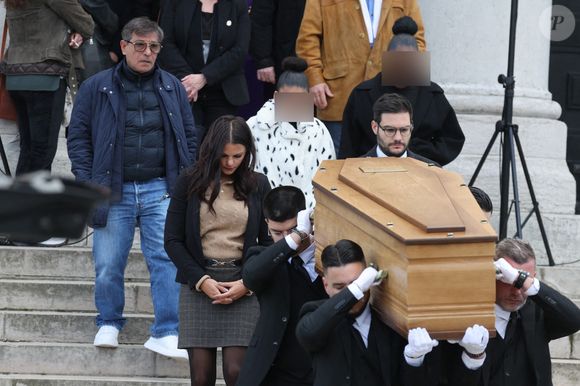 Iris et Maya, les filles de la défunte, Choukri Gabteni - Sorties des obsèques d’Isabelle Mergault à la Coupole du Père-Lachaise à Paris le 30 mars 2026. © Cyril Moreau - Dominique Jacovides / Bestimage