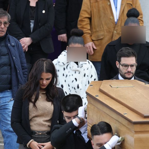 Iris et Maya, les filles de la défunte, Choukri Gabteni - Sorties des obsèques d’Isabelle Mergault à la Coupole du Père-Lachaise à Paris le 30 mars 2026. © Cyril Moreau - Dominique Jacovides / Bestimage