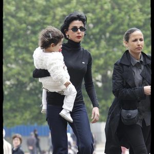 Rachida Dati et sa petite Zohra en mai 2010 au jardin des Plantes à Paris.