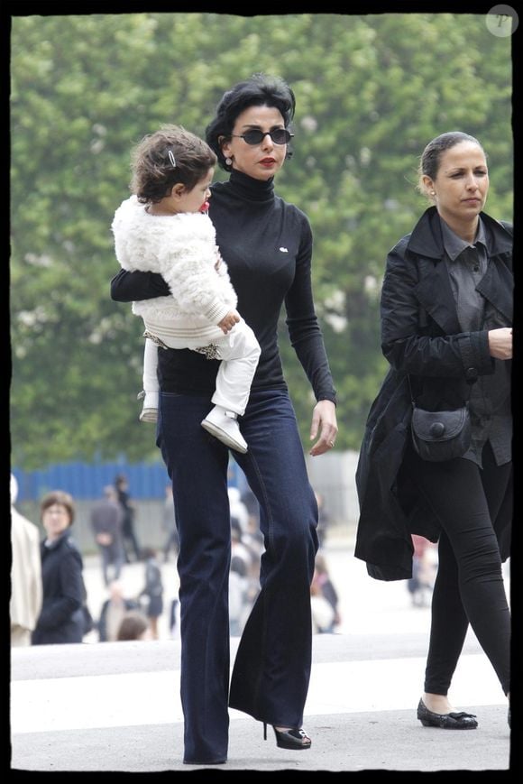 Rachida Dati et sa petite Zohra en mai 2010 au jardin des Plantes à Paris.