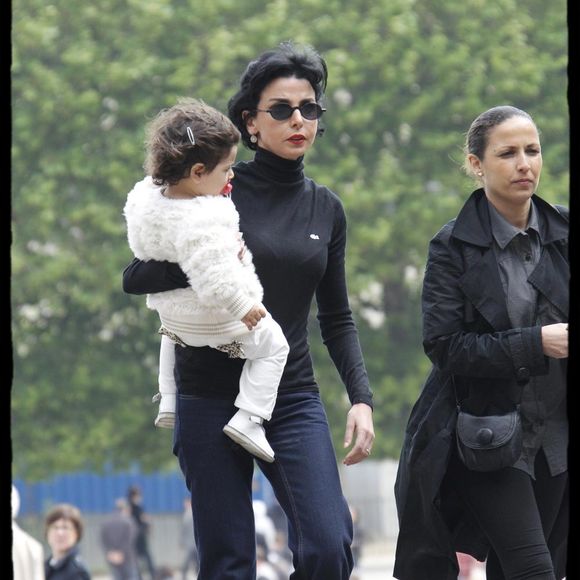 Rachida Dati et sa petite Zohra en mai 2010 au jardin des Plantes à Paris.
