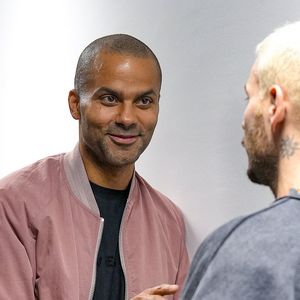 Tony Parker et Matt Pokora avant de s'affronter amicalement lors d'un match de basket par équipes dans le cadre d'une animation Radio Scoop au Gymnase Mado Bonnet à Lyon le 26 octobre 2023.

© Bestimage