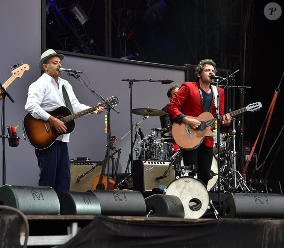 La famille Chedid (Louis, Matthieu, Joseph et Anna Chedid) réunie pour un concert lors de la Fête de l'Humanité 2015 dans le Parc de la Courneuve à Paris, le 13 septembre 2015.