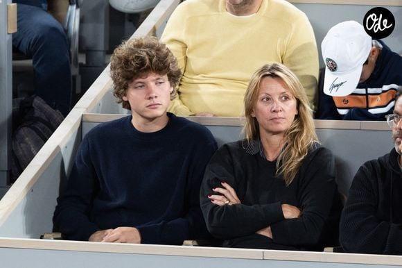 Sarah Poniatowski et son fils Roman Lavoine dans les tribunes lors des Internationaux de France de Tennis de Roland Garros 2026, à Paris, France, le 2 juin 2026. © Jacovides-Moreau/Bestimage