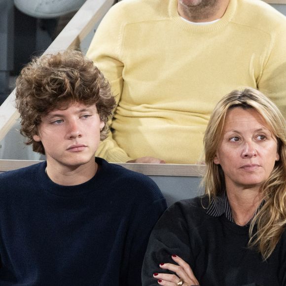 Sarah Poniatowski et son fils Roman Lavoine dans les tribunes lors des Internationaux de France de Tennis de Roland Garros 2026, à Paris, France, le 2 juin 2026. © Jacovides-Moreau/Bestimage