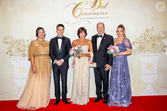 Le prince Albert II de Monaco, la princesse Stéphanie de Monaco, Louis Ducruet et sa femme Marie Ducruet, Camille Gottlieb au photocall du Bal du Centenaire en hommage au Prince Rainier III à l'atrium du Casino de Monte-Carlo à Monaco, le 20 octobre 2023. © Jean-Charles Vinaj/Pool Monaco/Bestimage