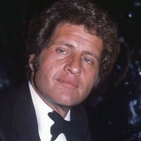 "C'est elle qui..." : Julien, fils de Joe Dassin, pas tendre avec la première épouse de son père Maryse