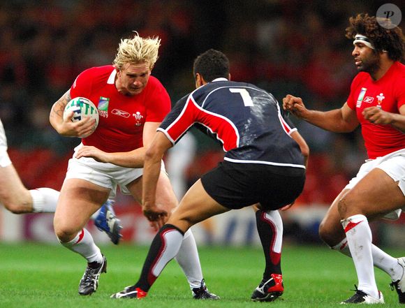 A l'occasion d'une interview pour Le Parisien, c'est un autre ancien rugbyman de haut niveau, Alix Popham, qui explique souffrir comme l’ancien troisième ligne des Bleus  d’amnésie à cause des chocs encaissés durant sa carrière. 

La joueuse du Pays de Galles Alix Popham tente d'affronter le lièvre japonais Makiri sous le regard du joueur du Pays de Galles Colin Charvis lors de la Coupe du monde de rugby IRB 2007 - Poule B - Pays de Galles contre Japon au Millennium Stadium, à Cardiff, Royaume-Uni, le 20 septembre 2007. Le Pays de Galles s'est imposé 72-18. Photo by Neal Simpson/PA/Cameleon/ABACAPRESS.COM