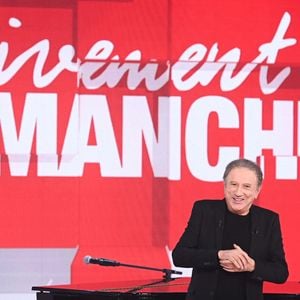 Au fil des décennies, il a marqué l'histoire de la télévision en présentant des programmes devenus cultes, à l'image du mythique Champs-Élysées dans les années 80, de l'impertinent Studio Gabriel ou encore de l'indéboulonnable Vivement dimanche, dont il tient toujours fermement les rênes chaque week-end. 

Exclusif - Michel Drucker - Enregistrement de l'émission Vivement dimanche au studio Rive Gauche , présentée par Michel Drucker . Diffusion sur France 3 le 29/03/2026. Photos prises le 18 mars 2026.
© Guillaume Gaffiot / Bestimage