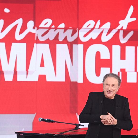 Au fil des décennies, il a marqué l'histoire de la télévision en présentant des programmes devenus cultes, à l'image du mythique Champs-Élysées dans les années 80, de l'impertinent Studio Gabriel ou encore de l'indéboulonnable Vivement dimanche, dont il tient toujours fermement les rênes chaque week-end. 

Exclusif - Michel Drucker - Enregistrement de l'émission Vivement dimanche au studio Rive Gauche , présentée par Michel Drucker . Diffusion sur France 3 le 29/03/2026. Photos prises le 18 mars 2026.
© Guillaume Gaffiot / Bestimage