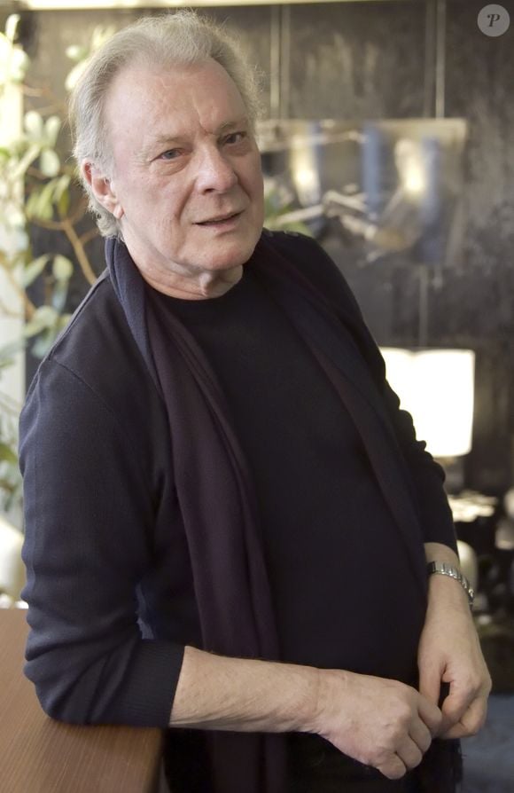 Herbert Léonard lors de la remise des insignes de Chevalier de l'ordre des Arts et Lettres à la parolière Vline Buggy (Liliane Konyn) dans les locaux de la SACEM à Paris le 9 avril 2018.
© Giancarlo Gorassini / Bestimage