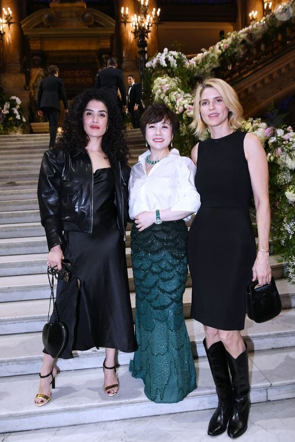 Sabrina Ouazani, Stella Li, vice-présidente exécutive de BYD Company Limited et présidente de BYD Americas, Alice Taglioni au lancement de la marque de voitures électriques Denza par BYD à l'Opéra Garnier à Paris le 8 avril 2026.

© Rachid Bellak / Bestimage
