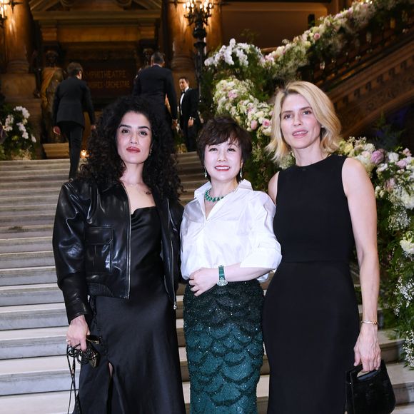 Sabrina Ouazani, Stella Li, vice-présidente exécutive de BYD Company Limited et présidente de BYD Americas, Alice Taglioni au lancement de la marque de voitures électriques Denza par BYD à l'Opéra Garnier à Paris le 8 avril 2026.

© Rachid Bellak / Bestimage