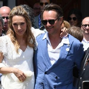 Nathalie Baye, Bernard Montiel, Jean-Louis Borloo, David Hallyday - Mariage de Laura Smet et Raphaël Lancrey-Javal à l'église Notre-Dame des Flots au Cap-Ferret le jour de l'anniversaire de son père Johnny Hallyday le 15 juin 2019. Photo par Agence / Bestimage