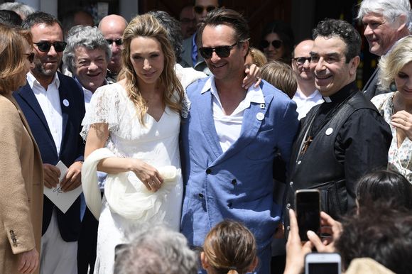 Nathalie Baye, Bernard Montiel, Jean-Louis Borloo, David Hallyday - Mariage de Laura Smet et Raphaël Lancrey-Javal à l'église Notre-Dame des Flots au Cap-Ferret le jour de l'anniversaire de son père Johnny Hallyday le 15 juin 2019. Photo par Agence / Bestimage
