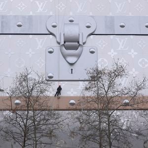 Louis Vuitton va ouvrir son hôtel de luxe de 6000 m2 sur les Champs Elysées !  Situé au 103 avenue des Champs-Elysées à Paris, ce bâtiment incroyable se situera juste en face du célèbre flagship de Louis Vuitton.
 Jack Tribeca/Bestimage