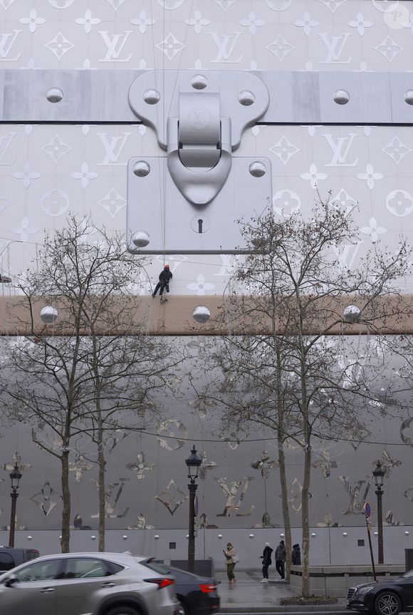 Louis Vuitton va ouvrir son hôtel de luxe de 6000 m2 sur les Champs Elysées !  Situé au 103 avenue des Champs-Elysées à Paris, ce bâtiment incroyable se situera juste en face du célèbre flagship de Louis Vuitton.
 Jack Tribeca/Bestimage