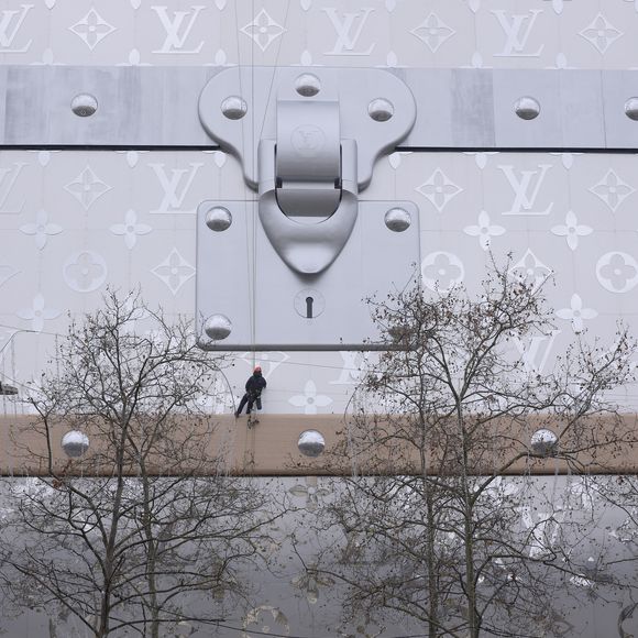 Louis Vuitton va ouvrir son hôtel de luxe de 6000 m2 sur les Champs Elysées !  Situé au 103 avenue des Champs-Elysées à Paris, ce bâtiment incroyable se situera juste en face du célèbre flagship de Louis Vuitton.
 Jack Tribeca/Bestimage