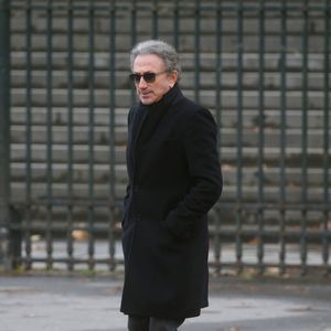Il a été honoré lors d’hommages télévisés et aux obsèques.

Michel Drucker - Sorties de l'église de la Madeleine après les obsèques de Johnny Hallyday à Paris - Le 9 décembre 2017

Agence / Bestimage