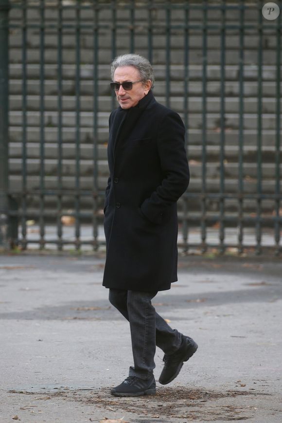 Il a été honoré lors d’hommages télévisés et aux obsèques.

Michel Drucker - Sorties de l'église de la Madeleine après les obsèques de Johnny Hallyday à Paris - Le 9 décembre 2017

Agence / Bestimage