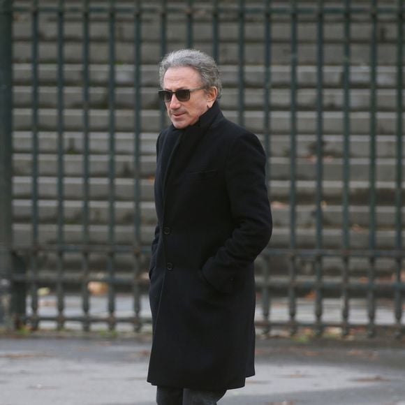 Il a été honoré lors d’hommages télévisés et aux obsèques.

Michel Drucker - Sorties de l'église de la Madeleine après les obsèques de Johnny Hallyday à Paris - Le 9 décembre 2017

Agence / Bestimage