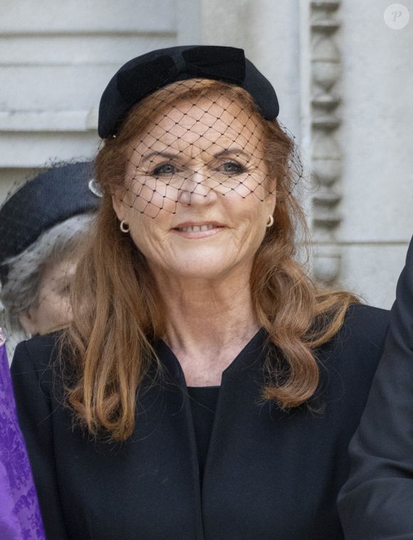 De nouvelles révélations concernant l'ex-femme du prince Andrew et Jeffrey Epstein ont été faites.. 

La duchesse de York, Sarah Ferguson, quittant la cathédrale de Westminster après les funérailles de la duchesse de Kent. © GOFF  / BESTIMAGE