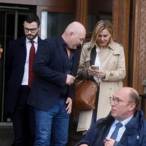 “Aujourd’hui, on célèbre bien plus qu’un anniversaire : on célèbre un nouveau départ, une belle revanche sur la vie !!!”, s’enthousiasme-t-elle

Sébastien Cauet et sa compagne Nathalie Dartois - Suspendu de l'antenne après une enquête pour viol, Sébastien Cauet réclame en justice son retour sur NRJ au tribunal de commerce de Paris, France, le 18 mars 2024. L'animateur de radio a assigné la station en justice pour exiger son retour sur les ondes. L'animateur, suspendu depuis novembre dernier de l'antenne de NRJ, fait désormais l'objet d'au moins 5 plaintes pour viol ou agression sexuelle. © Christiophe Clovis/Bestimage