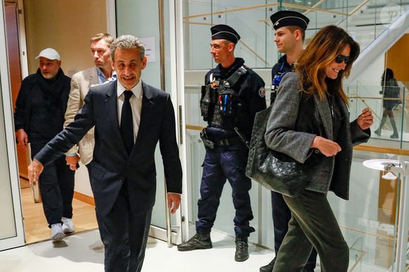 Nicolas Sarkozy et sa femme Carla Bruni à la sortie du dernier jour du procès pour des accusations de financement illégal de la campagne présidentielle victorieuse de 2007, décision le 25 septembre pour Nicolas Sarkozy et ses coprévenus, au tribunal de Paris, France, le 8 avril 2025. © Christophe Clovis/Bestimage