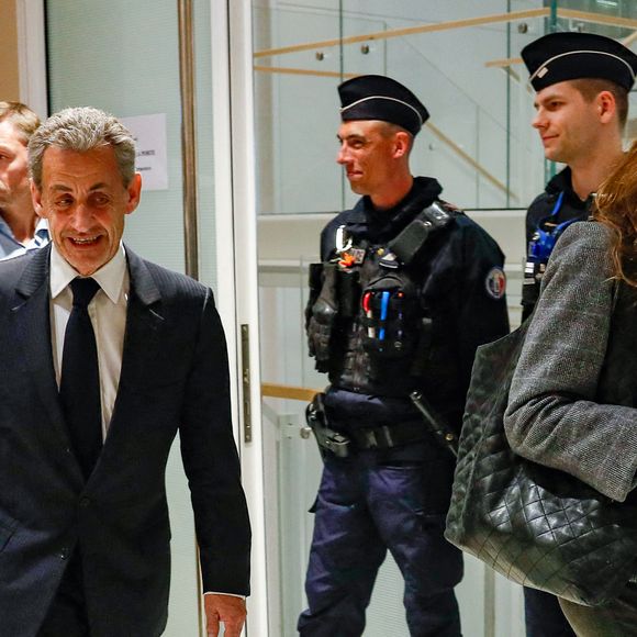 Nicolas Sarkozy et sa femme Carla Bruni à la sortie du dernier jour du procès pour des accusations de financement illégal de la campagne présidentielle victorieuse de 2007, décision le 25 septembre pour Nicolas Sarkozy et ses coprévenus, au tribunal de Paris, France, le 8 avril 2025. © Christophe Clovis/Bestimage